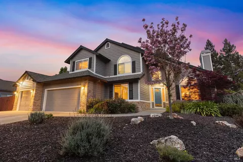 9558 Vancouver Ln, Windsor, CA 95492