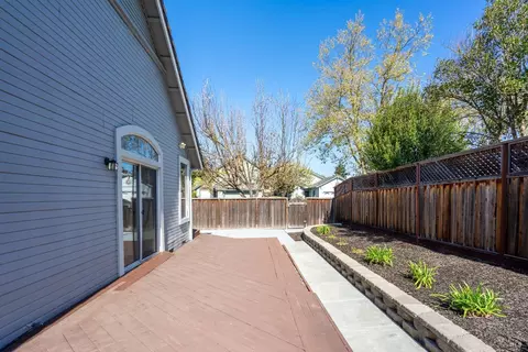 Exterior - 405 Trinity Ct, Petaluma, CA 94954 photo 4 of 7