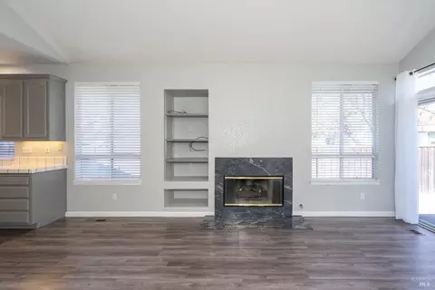 Living - 405 Trinity Ct, Petaluma, CA 94954 photo 4 of 6