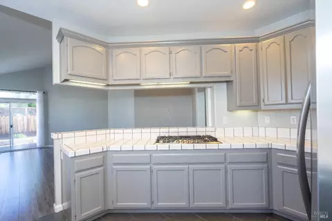 Kitchen - 405 Trinity Ct, Petaluma, CA 94954 photo 3 of 4