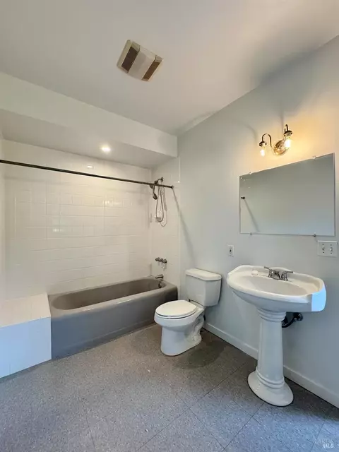 Bath - 2984 First St, Napa, CA 94558 photo 3 of 5