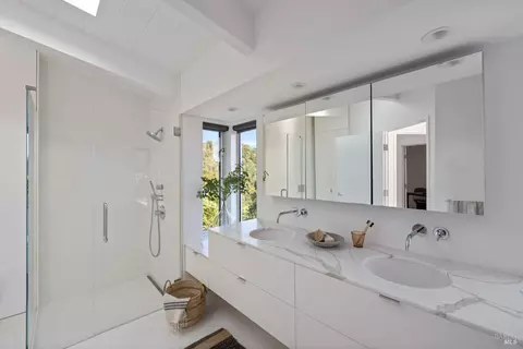 Bath - 7 Sarah Dr, Mill Valley, CA 94941 photo 3 of 5