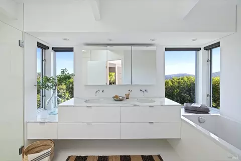 Bath - 7 Sarah Dr, Mill Valley, CA 94941 photo 2 of 5