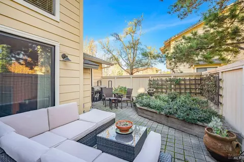 2801 Woodlake Dr #23, Santa Rosa, CA 95405