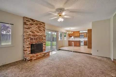 Living - 6114 Wright Way, Windsor, CA 95492 photo 2 of 6
