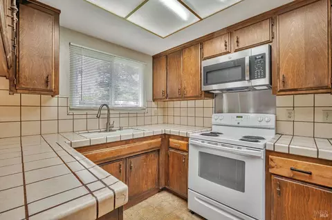Kitchen - 6114 Wright Way, Windsor, CA 95492 photo 2 of 5