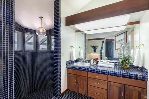 Bath - 2025 Dubloon Ct, Bodega Bay, CA 94923 photo 1 of 5