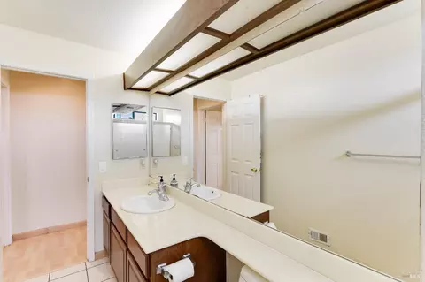 Bath - 301 Sea Mist Dr, Vallejo, CA 94591 photo 2 of 3