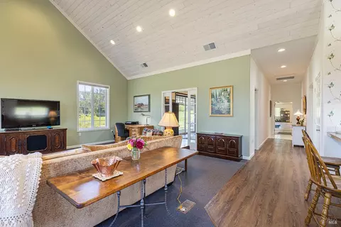 Entry Way - 3785 Roblar Rd, Petaluma, CA 94952 photo 1 of 2