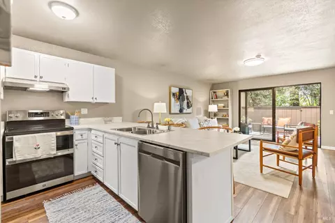 40 Arbor Ct, Cotati, CA 94931