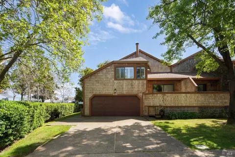 9201 Lakewood Dr, Windsor, CA 95492