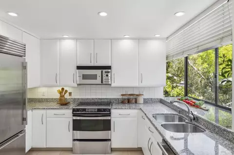 Kitchen - 64 Eucalyptus Knoll St, Mill Valley, CA 94941 photo 2 of 3