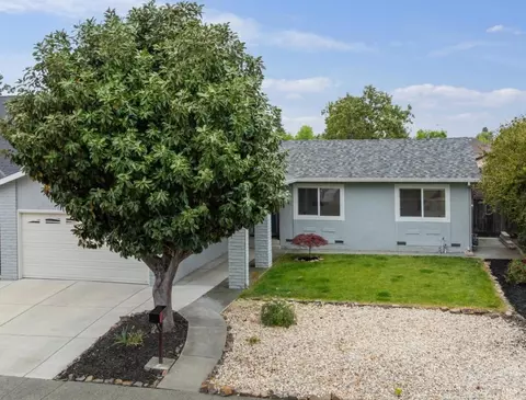 2037 Vista Ln, Petaluma, CA 94954