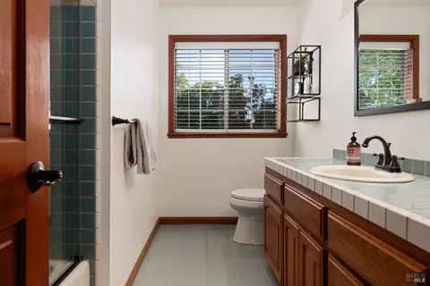 Bath - 945 Granada Ln, Vacaville, CA 95688 photo 6 of 8