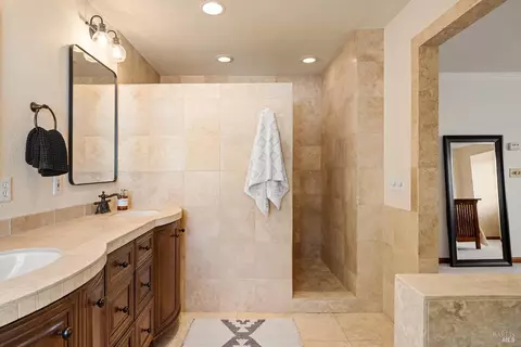 Bath - 945 Granada Ln, Vacaville, CA 95688 photo 4 of 8