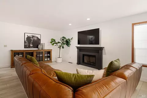 Living - 945 Granada Ln, Vacaville, CA 95688 photo 5 of 5