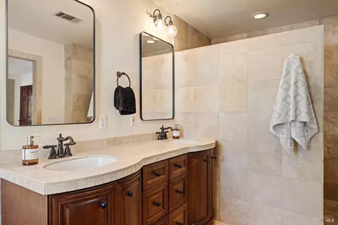 Bath - 945 Granada Ln, Vacaville, CA 95688 photo 5 of 8