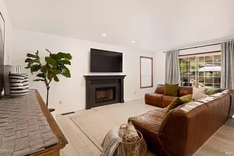 Living - 945 Granada Ln, Vacaville, CA 95688 photo 1 of 5