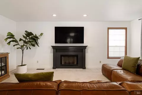Living - 945 Granada Ln, Vacaville, CA 95688 photo 2 of 5