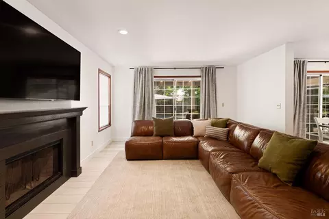 Living - 945 Granada Ln, Vacaville, CA 95688 photo 3 of 5