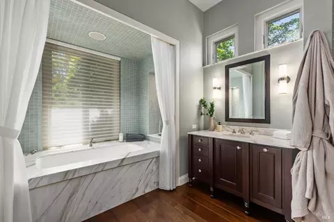 Bath - 4030 Old Barn Rd, Healdsburg, CA 95448 photo 2 of 5