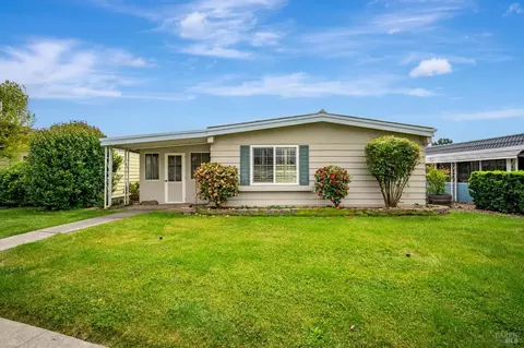 152 Parque Recrero Dr, Rohnert Park, CA 94928