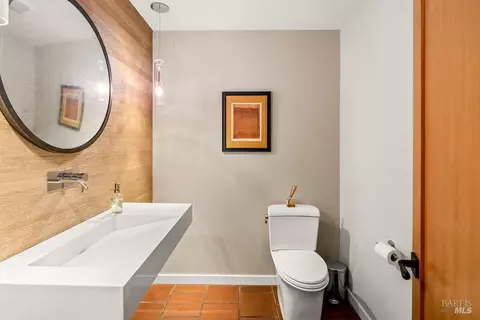 Bath - 17090 Fitzpatrick Ln, Occidental, CA 95465 photo 2 of 8