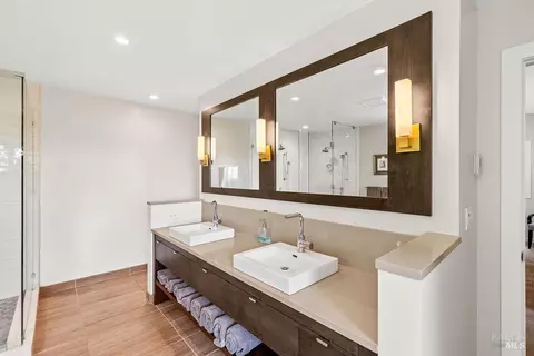 Bath - 17090 Fitzpatrick Ln, Occidental, CA 95465 photo 5 of 8