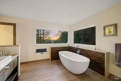 Bath - 17090 Fitzpatrick Ln, Occidental, CA 95465 photo 8 of 8