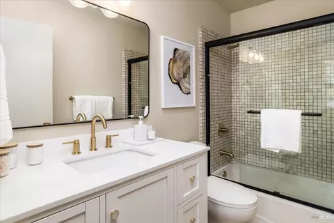 Bath - 612 Wateree St, Sausalito, CA 94965 photo 2 of 2