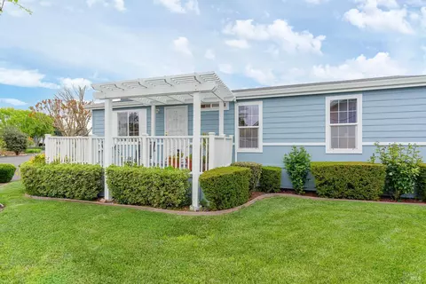 121 Oakwood Dr, Petaluma, CA 94954