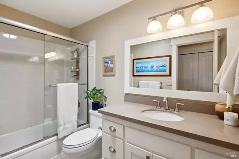 Bath - 119 Smith Ct, Healdsburg, CA 95448 photo 3 of 3