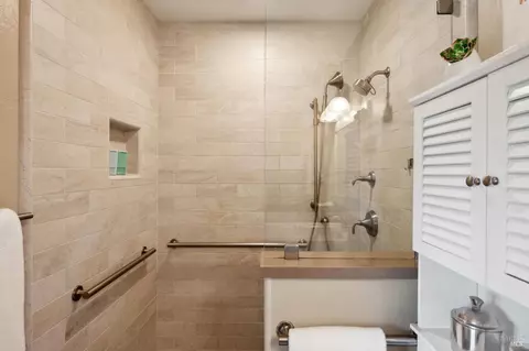 Bath - 119 Smith Ct, Healdsburg, CA 95448 photo 2 of 3