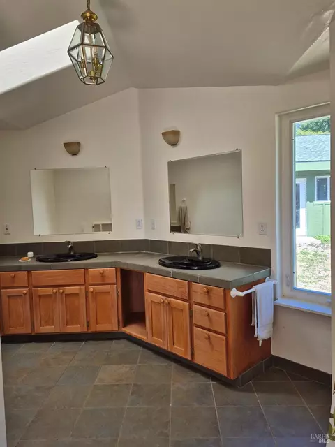 Bath - 16770 Branscomb Rd, Branscomb, CA 95417 photo 1 of 2