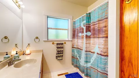 Bath - 125 Oakbrook Ln, Cloverdale, CA 95425 photo 7 of 7