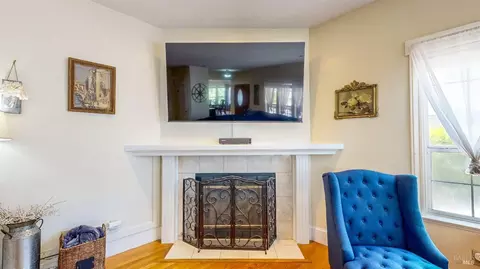 Living - 125 Oakbrook Ln, Cloverdale, CA 95425 photo 4 of 7