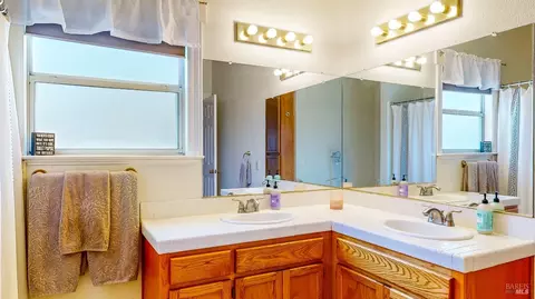 Bath - 125 Oakbrook Ln, Cloverdale, CA 95425 photo 5 of 7
