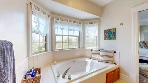 Bath - 125 Oakbrook Ln, Cloverdale, CA 95425 photo 2 of 7