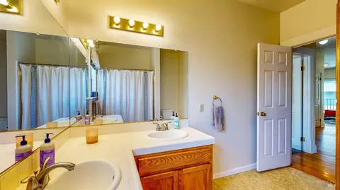 Bath - 125 Oakbrook Ln, Cloverdale, CA 95425 photo 4 of 7