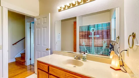Bath - 125 Oakbrook Ln, Cloverdale, CA 95425 photo 6 of 7