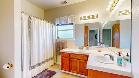 Bath - 125 Oakbrook Ln, Cloverdale, CA 95425 photo 3 of 7