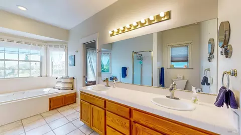 Bath - 125 Oakbrook Ln, Cloverdale, CA 95425 photo 1 of 7