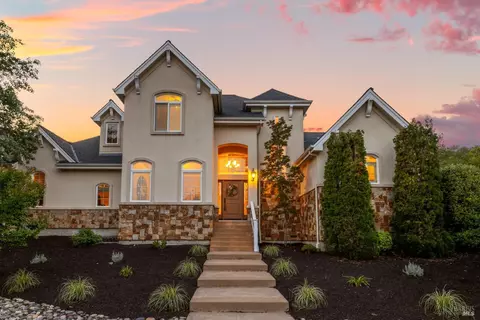 133 Moonlight Dr, Healdsburg, CA 95448