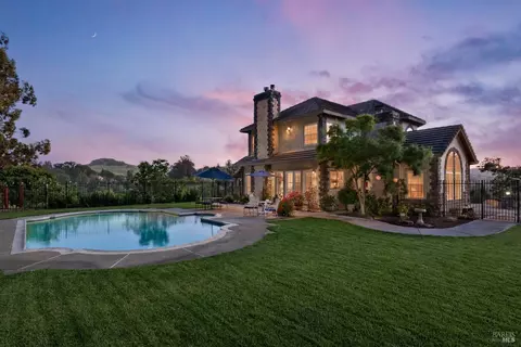 9 Canyon Ct, Petaluma, CA 94952