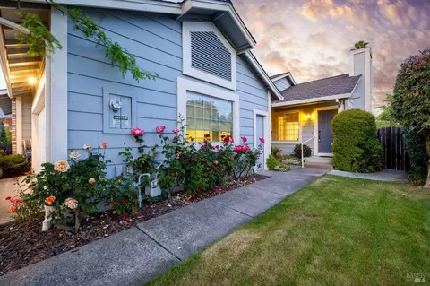1722 Capella Ct, Petaluma, CA 94954