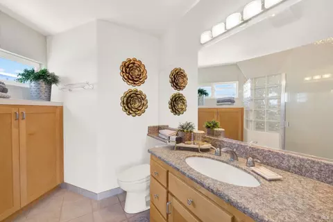 Bath - 8560 Holmes Ln, Winters, CA 95694 photo 2 of 7