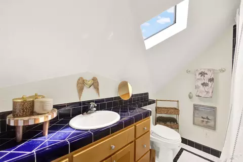 Bath - 8560 Holmes Ln, Winters, CA 95694 photo 4 of 7