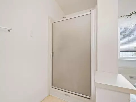 Bath - 31300 Pine Mountain Rd, Cloverdale, CA 95425 photo 2 of 4