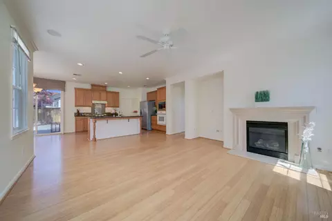 Living - 520 Poplar Ave, Vallejo, CA 94592 photo 6 of 7