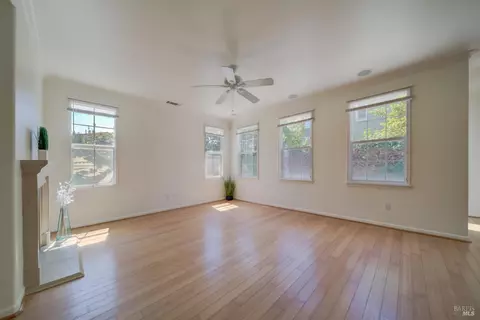 Living - 520 Poplar Ave, Vallejo, CA 94592 photo 4 of 7